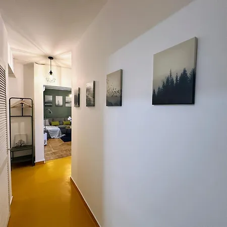 So Fresh View Old * Βουκουρέστι